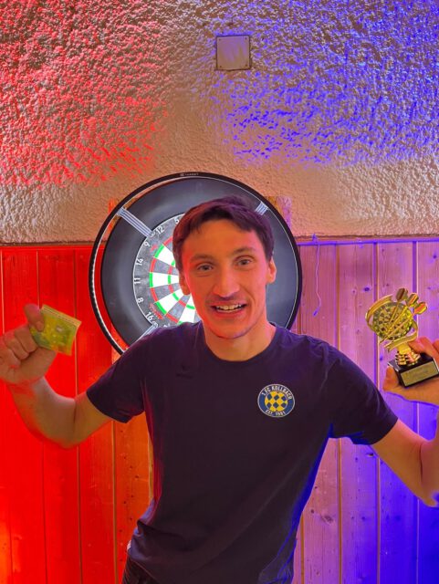 Dartsturnier 🎯

Lukas Wimmer gewinnt Dartsturnier von Schütter Inc.

Insgesamt 32 Teilnehmer gingen im Sportheim Vierkirchen an den Start und lieferten sich über knapp fünf Stunden hinweg packende  Matches.

Am Ende setzte sich unsere Kollbacher Darts Hoffnung Lukas Wimmer souverän durch und sicherte sich den Turniersieg. Im Finale ließ er seinem Gegner Alexander Paar keine Chance und gewann klar mit 3:0. Mit ruhiger Hand und konstant starken Würfen dominierte Wimmer das Endspiel und unterstrich damit seine starke Form über das gesamte Turnier hinweg.

Für den verdienten Sieg erhielt Lukas Wimmer ein Preisgeld von 100 Euro. Auch die anderen beiden Kollbacher Teilnehmer zeigten sich zufrieden mit dem Turnierverlauf. Daniel Potrykus kam bis ins Viertelfinale. Tobias Mayr ist leider in der Vorrunde ausgeschieden.

Das Dartsturnier von Schütter Inc. erwies sich damit einmal mehr als sportliches Highlight. 

Für alle Interessierten unsere Darts Abteilung trainiert jeden Mittwoch ab 19:00 Uhr in unserer Kollbacher Vereinshütte 🎯