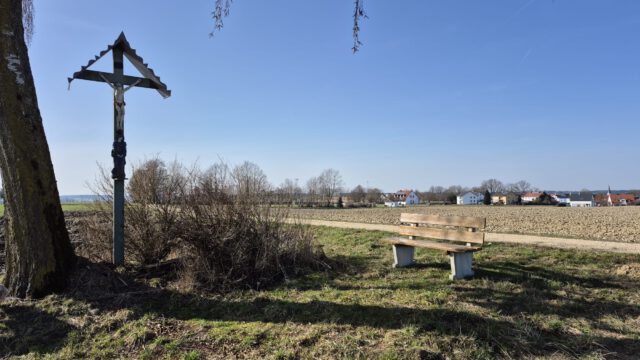 Die Gemeinschaft Kollbach hat bei ihrer letzten Sitzung beschlossen, die Bank an der Birke oberhalb des Fußballplatzes zu ersetzen. Die alte war durch die Witterung nicht mehr nutzbar.

Der 1.FC Kollbach hat hier nun eine Bank gespendet. "Jetzt kann man wieder gemütlich im Sitzen die schöne Aussicht genießen!" so Vorstand Berti Richter.