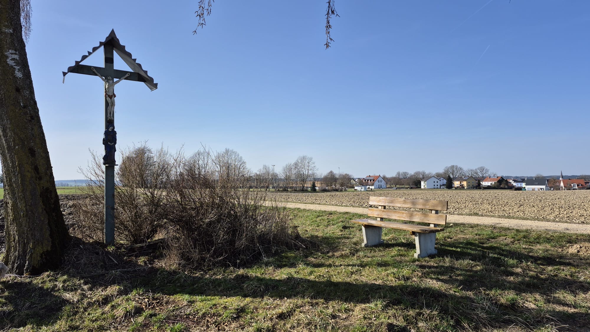 Die Gemeinschaft Kollbach hat bei ihrer letzten Sitzung beschlossen, die Bank an der Birke oberhalb des Fußballplatzes zu ersetzen. Die alte war durch die Witterung nicht mehr nutzbar.

Der 1.FC Kollbach hat hier nun eine Bank gespendet. "Jetzt kann man wieder gemütlich im Sitzen die schöne Aussicht genießen!" so Vorstand Berti Richter.