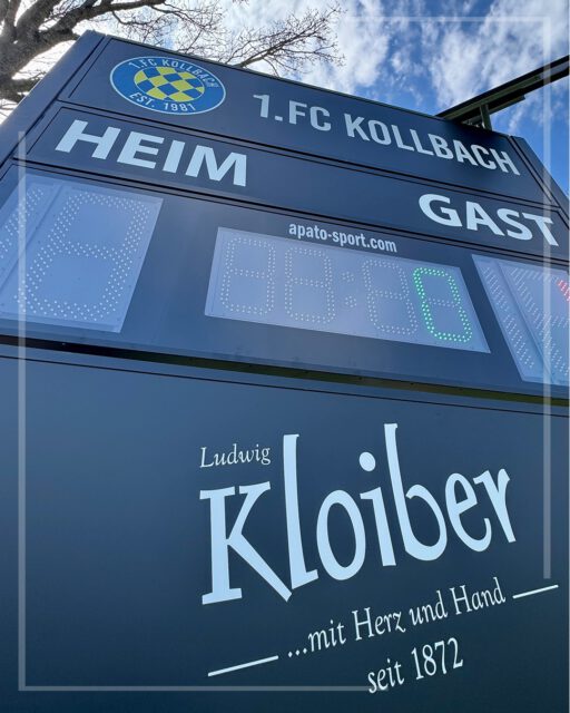 🔵🟡⚽️ 𝐍𝐞𝐮𝐞 𝐝𝐢𝐠𝐢𝐭𝐚𝐥𝐞 𝐀𝐧𝐳𝐞𝐢𝐠𝐞𝐭𝐚𝐟𝐞𝐥 ⚽️🟡🔵
Vergangenes Wochenende konnte gemeinsam, insbesondere durch Spieler und Verantwortliche, unsere neue digitale Anzeigetafel installiert und in Betrieb genommen werden. Sie sorgt künftig für einen klaren Überblick über Spielstand und Spielzeit – sowohl für unsere Spieler als auch für alle Zuschauer.
Bereits an diesem Wochenende kommt sie erstmals bei unseren Heimspielen im Derby gegen den SV Petershausen und den TSV Arnbach im Ligabetrieb zum Einsatz. Ihre Premiere feiert die neue Anzeigetafel schon am Freitagabend beim Spiel unserer AH-Mannschaft.
Ein besonderer Dank gilt der @baeckereikloiber für das herausragende Sponsoring und die Unterstützung – ohne diese wäre diese Umsetzung nicht möglich gewesen.
Vielen Dank! 💙💛
_________________________
#desishoidaplatzal #forzakollbach 💙💛