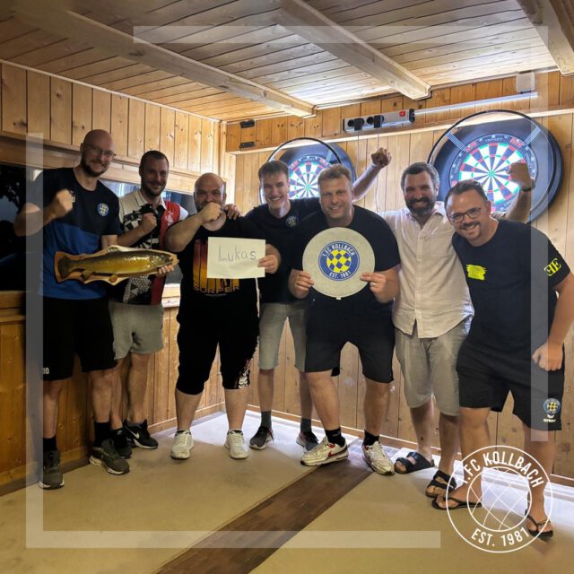Kollbacher Darter stürmen in die 4. Liga 🎯
 
Die Dartabteilung des 1. FC Kollbach kann auf eine herausragende Saison zurückblicken. Nach einer beeindruckenden Aufholjagd sicherte sich das Team den verdienten Aufstieg aus der 5. Liga der Steeldart-Liga München in die 4. Liga.
 
Der Saisonstart verlief zunächst nicht nach Wunsch. Nach zwei Niederlagen in den ersten beiden Begegnungen stand die Mannschaft bereits früh unter Druck. Doch das Team zeigte großen Zusammenhalt und beeindruckende Moral. In den darauffolgenden zwölf Partien blieb der 1. FC Kollbach ungeschlagen und gewann alle Spiele. Mit dieser außergewöhnlichen Serie sicherten sich die Kollbacher verdient den Aufstieg.
 
Für das sportliche Highlight der Saison sorgte Lukas Wimmer mit einem spektakulären 11-Darter, der zu den besonderen Momenten der Spielzeit zählt und die Zuschauer begeisterte.
 
Die Freude über den Aufstieg ist bei den Kollbacher Dartspielern groß. Gleichzeitig richtet sich der Blick bereits auf die kommende Herausforderung in der 4. Liga.
 
Die Dartabteilung des 1. FC Kollbach freut sich über weitere Mitspielerinnen und Mitspieler, die den Dartsport kennenlernen oder aktiv ausüben möchten. Trainiert wird jeden Mittwoch ab 19 Uhr in der Vereinshütte des 1. FC Kollbach.
 
Weitere Informationen sowie die Kontaktdaten der Abteilungsleiter Patrick Fischer und Matthias Stephan sind auf der Vereinswebsite unter www.fckollbach.de zu finden.💙💛