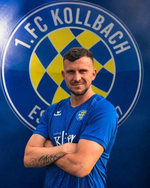 💙💛 Unser erster Neuzugang ist da!💛💙
Mit Benjamin „Benny“ Baumann dürfen wir unseren ersten Neuzugang für die kommende Saison beim 1. FC Kollbach begrüßen.
Benny bringt reichlich Erfahrung und Qualität mit. Er war bereits in der Landes- und Bezirksliga aktiv, spielte in den vergangenen Jahren für den TSV Rotation Dresden und lief zuletzt für Wacker Leuben auf. Vielen dürfte er bereits bekannt sein, denn über sein Zweitspielrecht war er bereits für den 1. FC Kollbach im Einsatz.
Besonders freut uns, dass Benny künftig nicht nur auf dem Platz für den 1. FC Kollbach aufläuft, sondern gleichzeitig unser Trainerteam als Spielertrainer verstärkt. Er übernimmt diese Rolle und folgt damit auf Maximilian Richter.
Unser Trainer Robert Friedrich kennt Benny noch aus der gemeinsamen Zeit bei Rotation Dresden. Umso schöner ist es, dass sich dieser Wechsel ergeben hat. Viel Überredungskunst war dabei gar nicht nötig.
Wir sind überzeugt, mit Benny einen echten Gewinn für unsere Mannschaft und unseren Verein verpflichtet zu haben.
Wir freuen uns riesig, Benny künftig als Spielertrainer im Kollbacher Trikot auflaufen zu sehen – herzlich willkommen!
#ForzaKollbach #DesishoidaPlatzal 💙💛