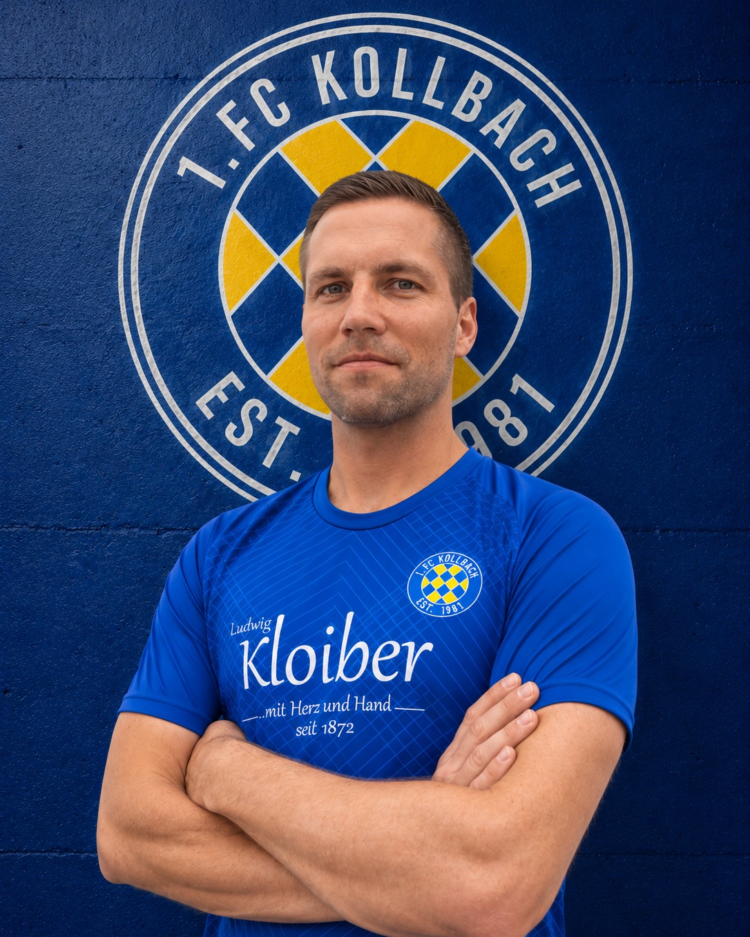 💙💛 Unser nächster Neuzugang ist da! 💛💙
Mit Kevin Borchers dürfen wir einen weiteren Neuzugang für die kommende Saison beim 1. FC Kollbach begrüßen.
Kevin bringt reichlich Erfahrung mit und war in den vergangenen Jahren unter anderem in der NOFV Oberliga Nord und in den Landes- und Bezirksligen Sachsen, Brandenburg und Hamburg aktiv.
Unsere Trainer Robert Friedrich und Benjamin Baumann kennen Kevin bereits aus ihrer gemeinsamen Zeit beim TSV Rotation Dresden. Umso schöner ist es, dass sich der Kontakt nun zu einem Wechsel nach Kollbach entwickelt hat.
Mit seiner Erfahrung und seiner Präsenz auf dem Platz wird Kevin unsere Mannschaft bereichern. Als erfahrener Spieler ist er der Motor jeder Mannschaft.
Wir freuen uns, dass sich Kevin für den 1. FC Kollbach entschieden hat und heißen ihn herzlich willkommen!
#ForzaKollbach #DesishoidaPlatzal 💙💛